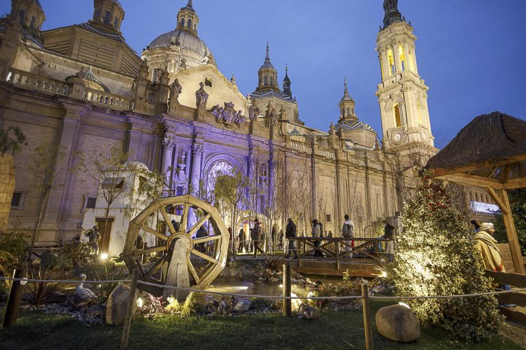 Comienza el montaje del Belén gigante de la plaza del Pilar