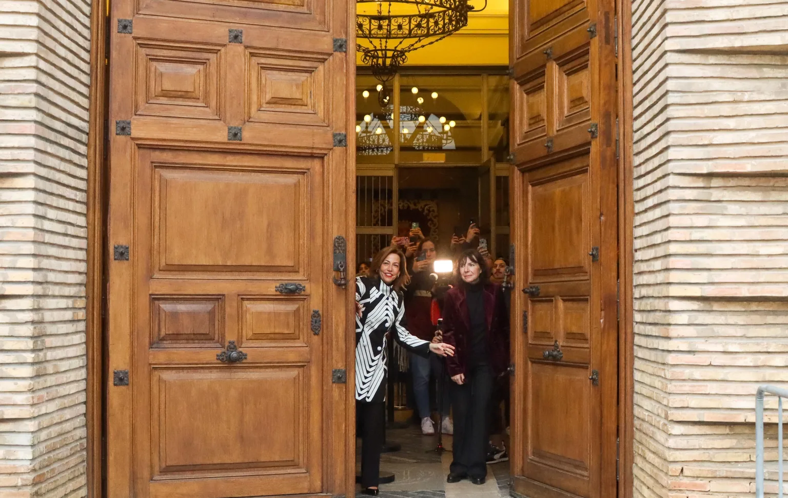 La alcaldesa de Zaragoza abre las puertas y muestra las estancias del Ayuntamiento al primer grupo de visitantes para celebrar San Valero