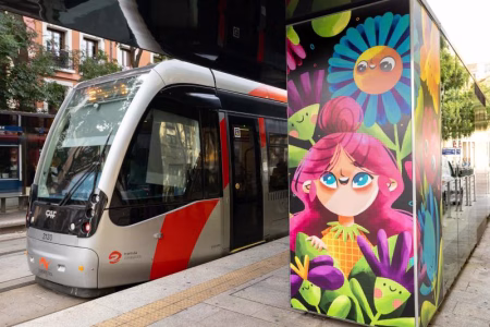 Parada Asalto celebra su décima edición imaginando la Zaragoza del futuro desde las marquesinas del tranvía