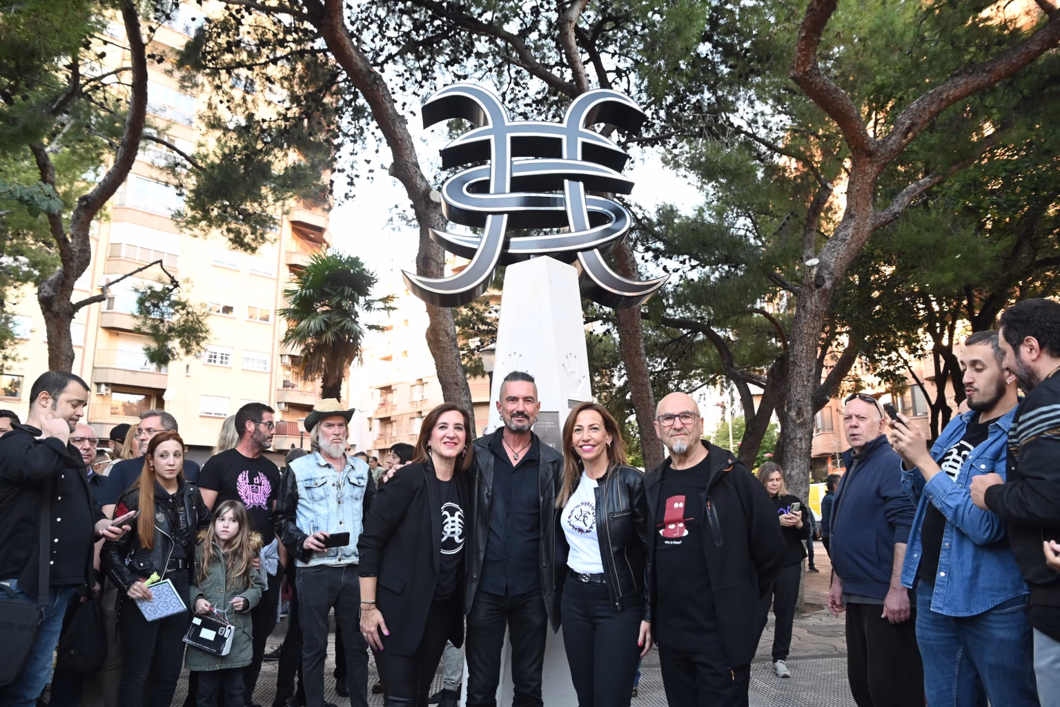 Inauguración de la escultura a Héroes del Silencio en la plaza Albert Schweitzer