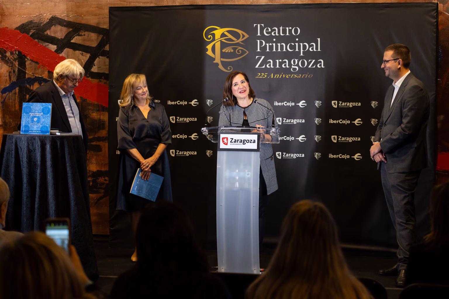 El Teatro Principal celebra su 225 aniversario con un libro que recorre la historia del edificio