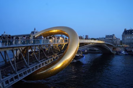Ring de Luxe una gran alianza dorada en el puente de Piedra