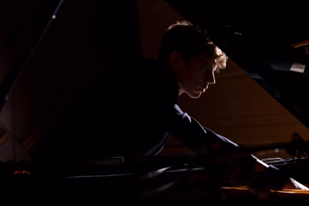 El pianista Francesco Tristano dará un concierto gratuito en el exterior del Auditorio de Zaragoza