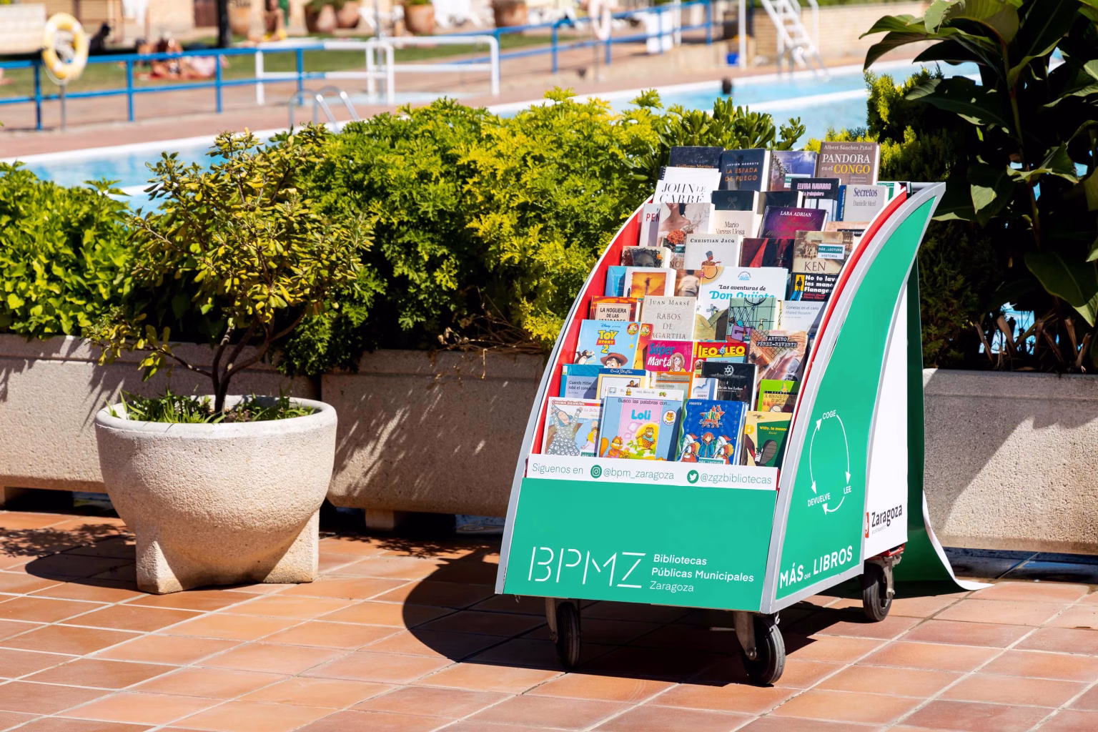 Más de 1.300 libros de las bibliotecas municipales promueven la lectura en las piscinas zaragozanas