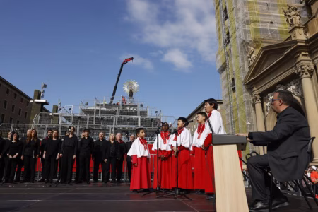 Más de 15.000 personas asisten a la subida de la Virgen del Pilar como previa a la Ofrenda de Flores