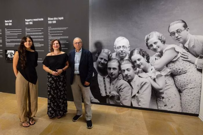 La exposición que aterriza en La Lonja para revelarte los secretos mejor guardados del siglo XX en España