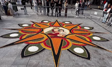 Vuelve a Zaragoza la impresionante alfombra floral de Ponteareas para vestir la gran mañana del Pilar