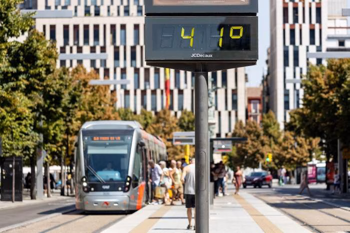 Zaragoza activa la alerta naranja por ola de calor: piscinas más baratas y más de 60 refugios para combatir los 44 grados
