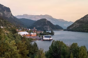Pirineos Sur encara el cierre de su edición más multitudinaria: cuatro noches mágicas en el escenario flotante de Lanuza